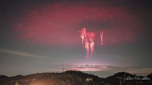 Nu e „Independence Day”! / Un nou inel de lumină roșie, imortalizat deasupra Italiei / Imaginea a fost generată de un fulger puternic deasupra Mării Adriatice