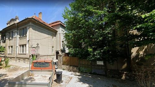 Accesul în Clinica ORL din Timișoara, blocat din cauza vecinilor / Viceprimar: ”E una din multele case care au ajuns în mâna clanurilor de romi prin moduri pe care le bănuim, dar nu știm în mod exact cum s-au întâmplat”