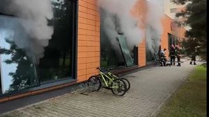 VIDEO Incendiu cu degajări mari de fum izbucnit la subsolul unui ansambul de blocuri din Capitală / 45 de persoane au fost evacuate / O persoană cu arsuri primește îngrijiri medicale / Autoritățile au emis mesaj RO-Alert pentru avertizarea populației
