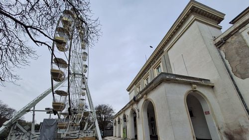 45 de copii și adulți au rămas blocați în roata panoramică la Târgul de Crăciun din Constanța, amenajată în fața Teatrului de Operă și Balet
