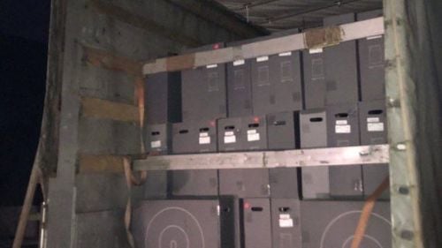 FOTO Ministrul Digitalizării de la Kiev arată primele echipamente ale lui Elon Musk pentru internetul Starlink din Ucraina: ”Nu există loc pentru criminalii de război în Metaverse”