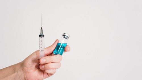 Medic de familie din România, după o discuție cu colegi din UK și Franța: Acolo sunt multe cazuri la cabinet, dar spitale aproape goale / Doza a 3-a am făcut-o doar pentru a mă proteja pe mine. Societatea românească și-a batut joc de mine, de munca mea de medic”