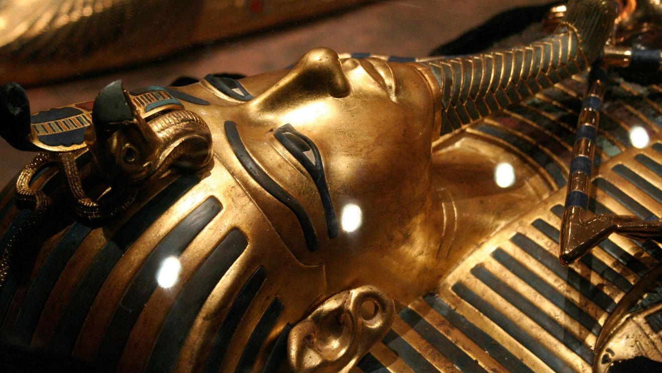 Masca din aur a lui Tutankhamon, transferată în Marele Muzeu Egiptean din Cairo