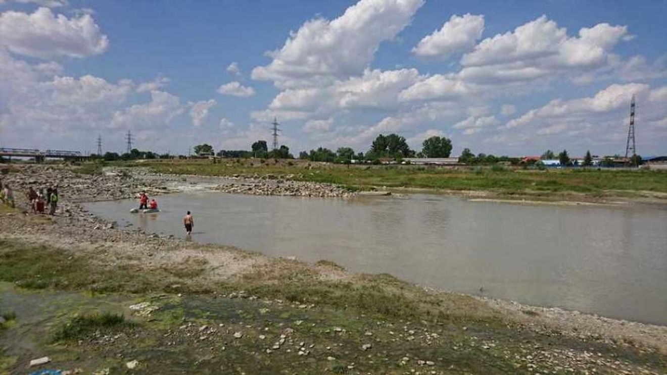 Tragedie. A fost găsit trupul băiatului de 18 ani înecat în râul Moldova care a sărit în apă să-și salveze sora de 17 ani / Ea a fost resuscitată, dar a decedat ulterior la spital