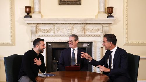 Klaus Iohannis, întrebat de ce România nu a fost invitată la întâlnirea lui Zelenski cu Mark Rutte și liderii europeni: Mi se pare un pic neobișnuit pentru că noi în NATO lucrăm în consens, nu pe grupulețe și nici pe bisericuțe