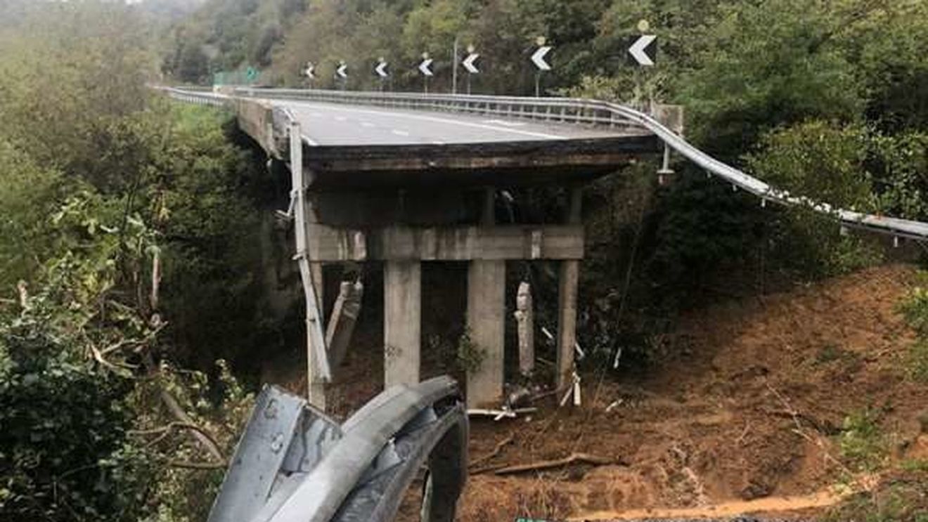 FOTO Un pod s-a prăbușit în Italia din cauza ploilor abundente care au provocat alunecări masive de teren