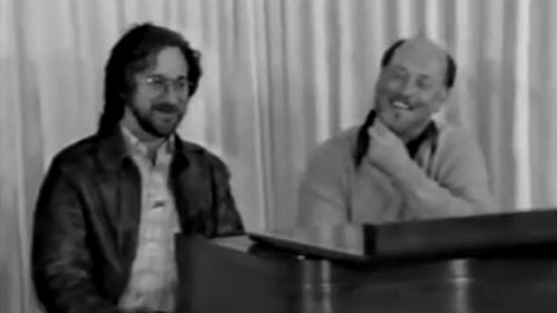 Cel mai mare compozitor de muzică de film, John Williams, a avut nevoie de un clarinetist în filmul Jaws. A găsit un voluntar: regizorul filmului, Steven Spielberg.
