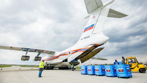 Vaccinul rusesc Sputnik V adus în Republica Moldova, o saga demnă de bancurile de la Radio Erevan: Dodon a adus mai puține doze decât a declarat, dar a umplut avionul la plecare spre Moscova cu vin