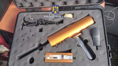 Opt persoane prinse în flagrant în timp de executau excavaţii într-o zonă protejată arheologic, în județul Alba / Săpau în perimetrul de protecţie al Cetăţii Zebernicului / Amendă de 25.000 de lei pentru un bărbat care avea detectoare de metal nedeclarate