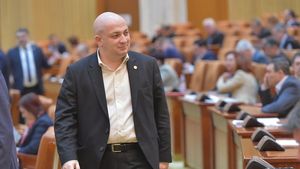 Scandal în Camera Deputaților / Silviu Vexler, inițiatorul legii care combate extremismul, a rupt, în plen, o fotografie cu portretele lui Eminescu, Goga și Eliade, personalități controversate pentru xenofobia și antisemitismul lor