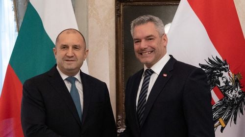 Cancelarul Austriei, Karl Nehammer, s-a întâlnit cu președintele Bulgariei, Rumen Radev / Ambii oficiali au postat imagini, subliniind „buna colaborare” și „poziția comună” în aprofundarea relațiilor bulgaro-austriece / Cei doi lideri au participat la Concertul Filarmonicii din Viena