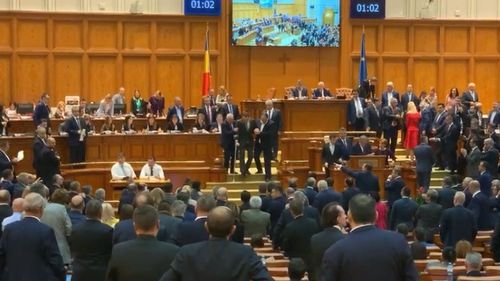 VIDEO Aplauze în Parlament când au votat cei doi parlamentari bolnavi de la PNL și PMP