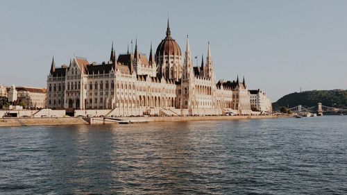 Coronavirusul omoară prima democrație