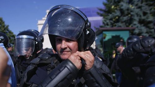 Purtătorul de cuvânt al jandarmeriei: Au fost aruncate către jandarmi mai multe obiecte contondente, chiar pungi cu excremente și urină