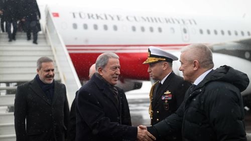 Miniştrii turci ai Afacerilor Externe şi Apărării, în vizită la Damasc / Ankara insistă pe expulzarea din Siria a combatanţilor kurzi străini