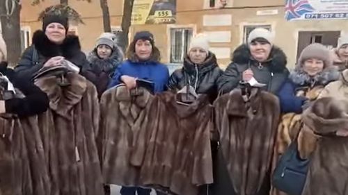 VIDEO Văduvele soldaților ruși uciși în Donbas au primit haine de blană: „Suntem foarte recunoscătoare”