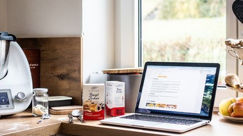 Proiect: Rețetele urbane din Brașov, notate de gospodine în caiete, colectate și postate online / ”Strângem caiete de rețete de la păstrătorii lor, mamele și bunicile noastre. Și de la tați, dar mai rar”