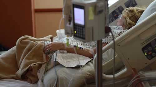 SURSE Trei minore internate la spitalul din Orăștie cu semne de intoxicație / O fetiță de șapte ani în stare gravă/ Ar fi fost spălate cu un produs împotriva păduchilor