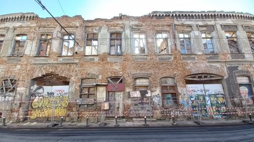 FOTOGALERIE Capcanele pe sub care zilnic trec bucureştenii: jgheaburi desfăcute, tencuieli sau elemente decorative care stau să pice, faţade şi balcoane susţinute cu proptele din lemn