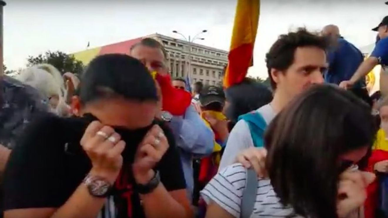 VIDEO Momente dramatice: Oamenii se sufocă și plâng din cauza gazelor lacrimogene lansate de jandarmi
