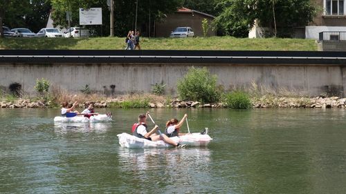Un grup de elevi de la un liceu din Oradea s-au întrecut pe Criș cu bărci construite din peste 1.700 de peturi