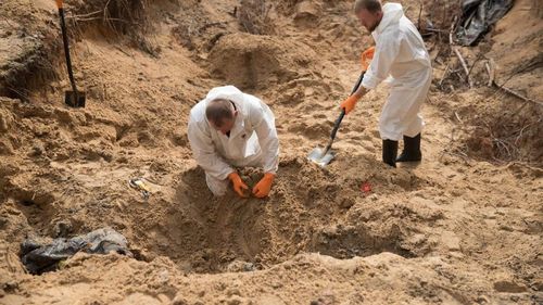 Gropile comune din Izium: 99% din cadavrele exhumate prezintă semne de moarte violentă / "Au existat și copii" printre cadavrele exhumate (guvernator regional)