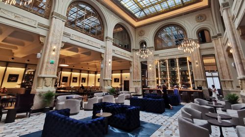 Ce clădiri pline de istorie au fost renovate în ultimii ani: de la hotelul Ambasador, până la fosta clădire a băncii Marmorosch și promisiuni care nu s-au mai realizat 
