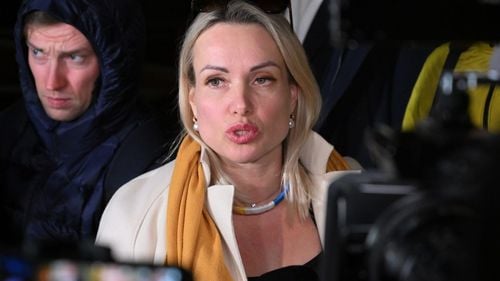 Condamnare grea la închisoare în contumacie pentru ziarista Marina Ovsiannikova, care a condamnat public invazia din Ucraina