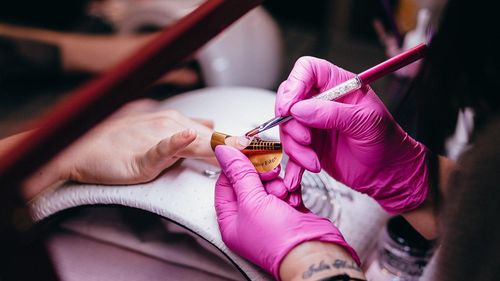 Fosta directoare a DSP Olt, trimisă în judecată pentru fapte de corupţie /  E acuzată că ar fi angajat fictiv o asistentă în schimbul unor servicii de cosmetică şi înfrumuseţare / În dosar sunt implicați mai mulți angajați