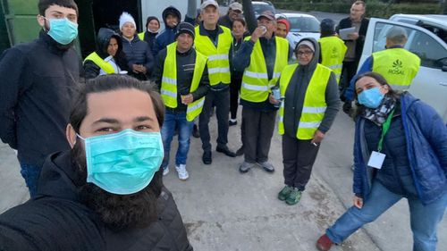 Și-au băut cafeaua cu gunoierii Clujului.  Echipa „Vă ajutăm din Cluj” s-a mobilizat în această dimineață și le-a livrat cafea caldă angajaților firmelor de salubrizare