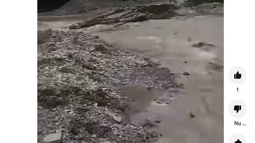 Pod luat de viituri la Ciugheş, județul Bacău / 1.800 oameni din trei localităţi au acces doar pedestru / Pompieri din toată țara au fost mobilizați în zonă, pentru a interveni la inundații