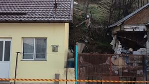 Sinistraţii în urma alunecării de teren din Slatina primesc terenuri şi materiale de construcţie de la Primărie