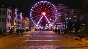 VIDEO Iașul cheltuie aproape 1 milion de lei pentru sărbătorile de iarnă: Roată panoramică și carusel pe pietonalul Ștefan cel Mare, 800 de brazi în ghivece și iluminat festiv