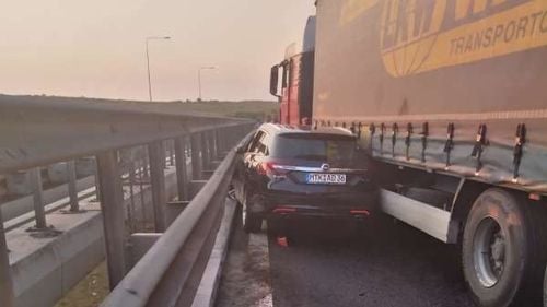 Nouă mașini și un camion s-au ciocnit pe Autostrada 1/ O persoană a fost rănită
