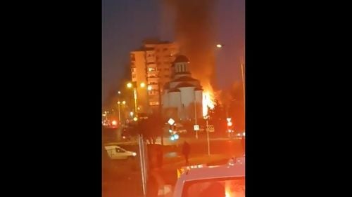 VIDEO Incendiu la o magazie a bisericii Plumbuita din București, chiar lângă șantierul abandonat al pasajului
