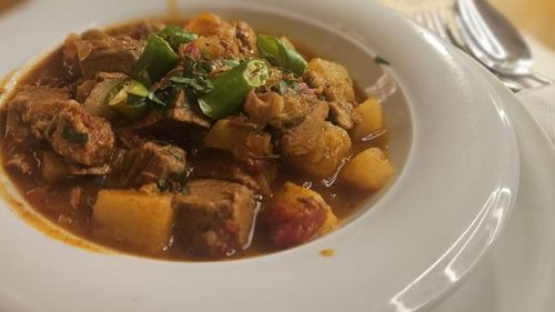 Gulaș rapid și simplu, gata în mai puțin de o oră / Rețetă inspirată din tradiția ungurească, dar adaptată pentru un stil de viață modern