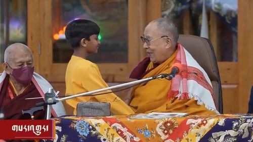VIDEO Dalai Lama își cere scuze după ce a sărutat un băiat pe gură și i-a cerut să îi "sugă limba"