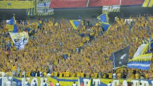30 de fani ai echipei Petrolul Ploiești, controlați pe aeroportul din Napoli, după un conflict cu autoritățile italene / Ar fi participat la un asalt împotriva forțelor de ordine la meciul Salernitana – Fiorentina / 15 ofițeri au fost răniți