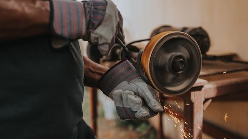 Trei adolescenți din Cluj au fost arestaţi preventiv după ce au furat echipamente electrice şi unelte din mai multe gospodării