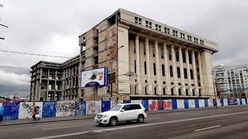 VIDEO Mastodontul dărăpănat Casa Radio își schimbă proprietarul. Imagini de arhivă cu ultima paradă comunistă de 23 august în fața clădirii