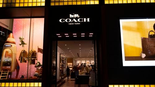 Tapestry, Inc. raportează o creștere de 5% a vânzărilor nete în al doilea trimestru fiscal 2025 și își ridică previziunile anuale