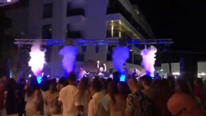 VIDEO Zeci de vedete și influenceri au petrecut fără măști și distanțare la inaugurarea Hotelului Novum din Olimp/ O echipă PRO TV a filmat evenimentul. Adina Buzatu, Mihaela Borcea, Delia, printre participanți