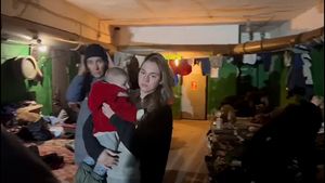 Zeci de femei și copii s-ar adăposti în subsolul uzinei asediate Azovstal din Mariupol