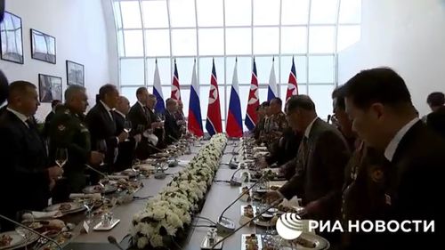 VIDEO Ce i-a dat Putin să mănânce oaspetelui său Kim: salată de raţă, smochine şi nectarine, urmate de găluşte din crab de Kamceatka, apoi de o supă de peşte de Amur alb şi un sorbet din cătină de mare