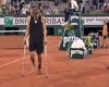 VIDEO: Imaginea zilei în tenis: de la cârje la titlul visat la Roland Garros