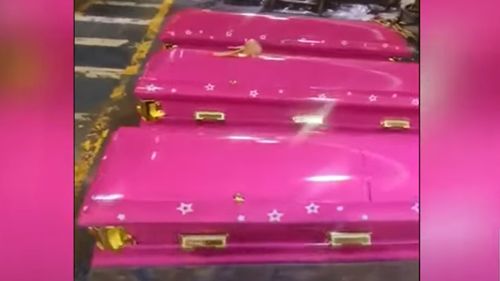Sinistra obsesie Barbie, la extrem: O firmă de pompe funebre din El Salvador vinde sicrie roz, cu steluțe și poze ale celebrei păpuși/ Alte exemple de Barbie mania din America Latină