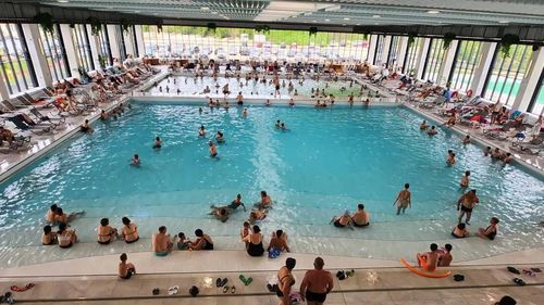 Revelion 2025 în costum de baie, într-o piscină cu apă fierbinte / Complexul ”Băile Sărate” de la Ocna Mureș organizează o petrecere all inclusive: mâncare, băutură și tratament