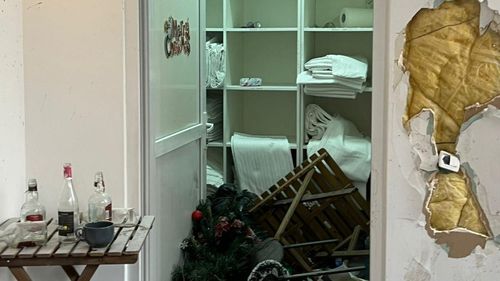 FOTO Pereți sparți, mobilă ruptă, televizor aruncat de la etaj. O pensiune din București, devastată de un grup de tineri, de Revelion