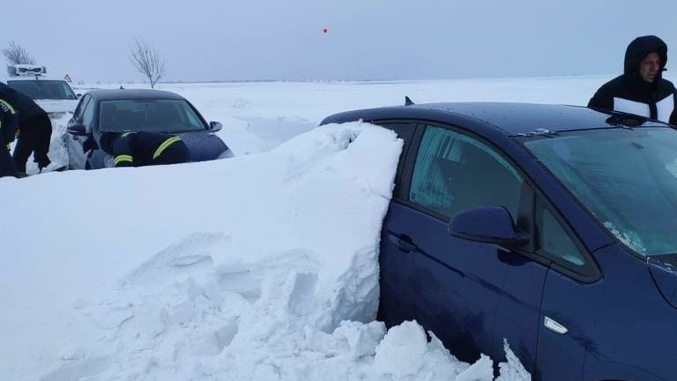 Două drumuri naționale din județele Buzău și Vrancea, închise luni dimineață din cauza viscolului