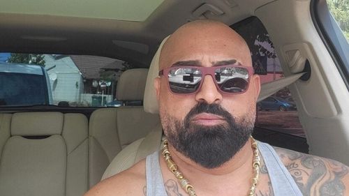 Manelistul Florin Mitroi, care cântă pentru clanul Cordunenilor și este cunoscut pentru piesele sale cu mesaje agresive, a fost invitat la zilele orașului Târgu Jiu organizate de primărie